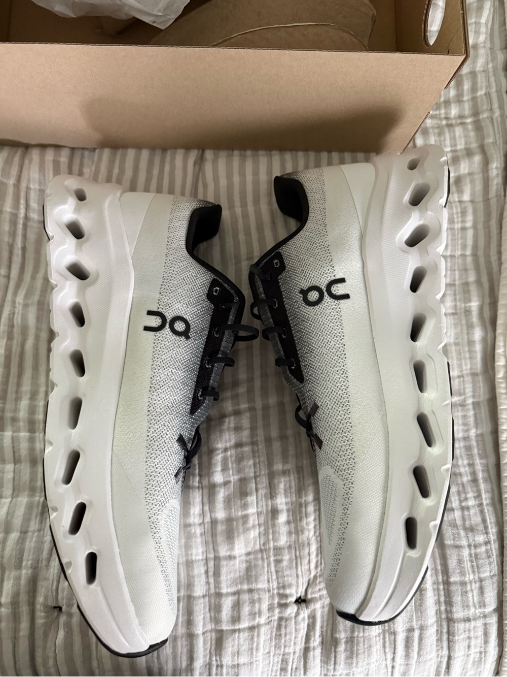 On Running Men's Cloudswift Lightweight White/Black Running Shoes - Picture 4 of 7